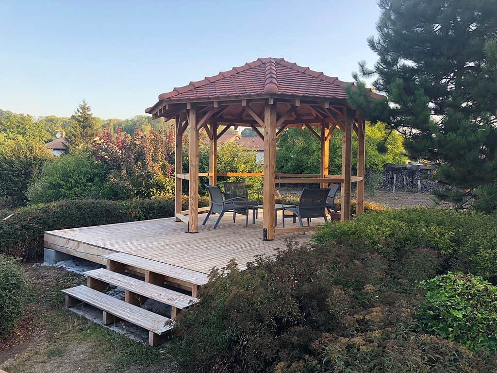 Kiosque octogonal avec terrasse bois