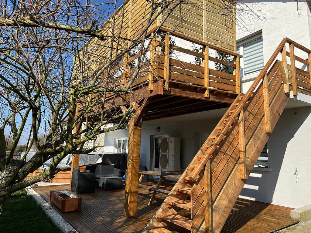 Terrasse bois surélevée en kit avec escaliers et garde corps