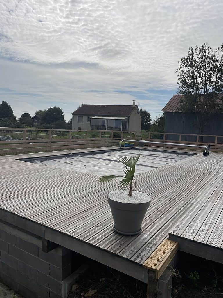 Terrasse bois autour d'une piscine